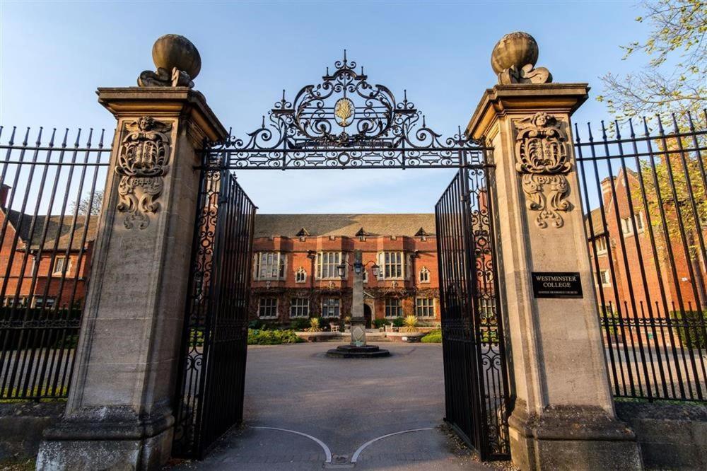 Westminster College Hotel CBG Екстериор снимка